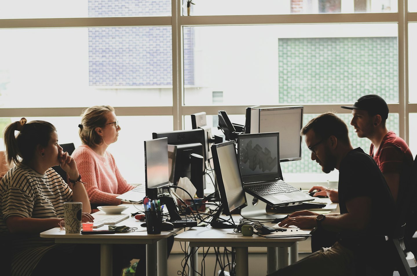 Colleghi lavorano insieme al computer in un ufficio moderno.